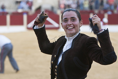 Noelia Mota，骑马的西班牙女斗牛士，2011 年 9 月 29 日，西班牙哈恩市乌韦达
