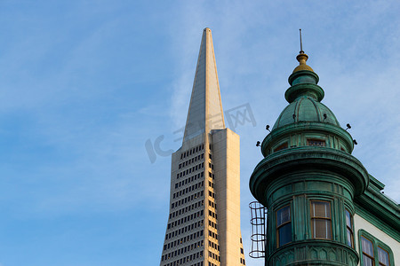 旧金山标志性的泛美金字塔和哥伦布大楼