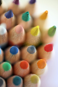 彩色铅笔素材摄影照片_五颜六色的彩色铅笔宏