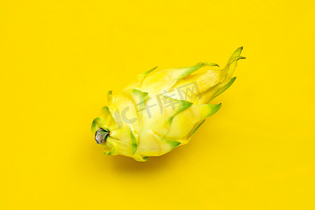 黄色火龙果或黄色背景上的火龙果。