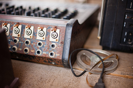 旧的不必要的故障音乐设备混合器控制器 DJ 控制