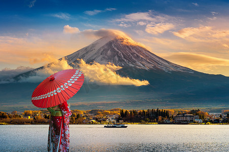 在富士山穿着日本传统和服的亚洲女性。