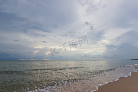 Cha um 海滩和下雨前的大海