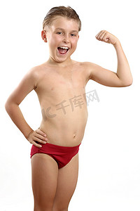瘦男孩儿摄影照片_展示肌肉的小男孩