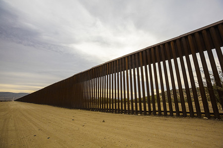 美国与墨西哥边境墙的长段