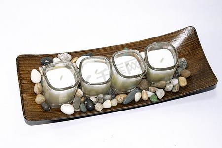 鹅卵石元素摄影照片_用彩色鹅卵石装饰的蜡烛