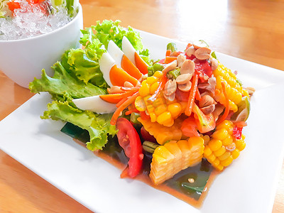 辣番木瓜沙拉用玉米和咸蛋，泰国食物。