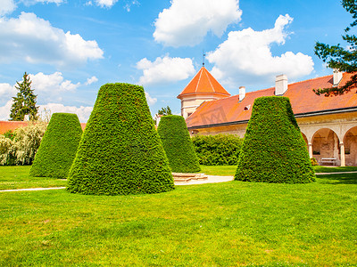 阳光明媚的夏日，文艺复兴时期的内部城堡花园拥有修剪整齐的草坪和树木。