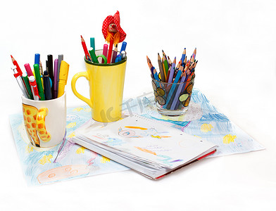 教育笔摄影照片_抽象绘画和带彩色笔的笔筒