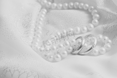 婚礼背景：珍珠和织物上的婚礼刘海。