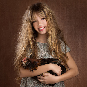 儿童时尚农家女孩抱着母鸡复古复古