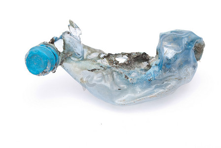 压扁的塑料蓝色瓶