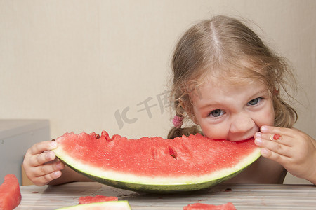 吃女孩西瓜摄影照片_两岁小女孩吃西瓜笑脸相迎