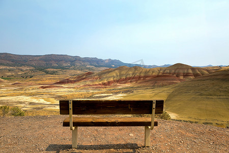 在 Painted Hills 俯瞰的长凳视图