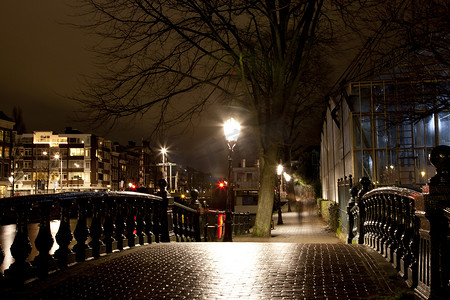 荷兰阿姆斯特丹：2013 年 12 月 30 日的年度阿姆斯特丹灯光节上有灯光的桥梁。阿姆斯特丹灯光节是冬季灯光节