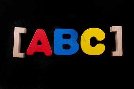 五颜六色的 ABC 字母由木头制成