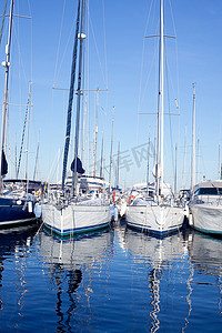 在地中海小游艇船坞停泊的蓝色海小船