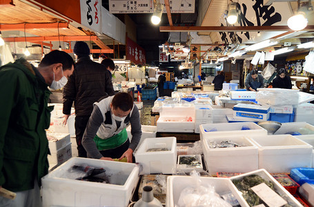 东京 — 11 月 26 日：筑地海鲜批发市场的海鲜供应商