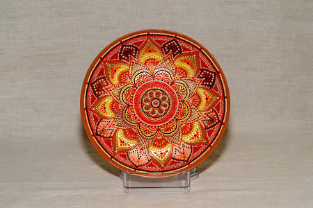 用手画的装饰陶瓷盘。