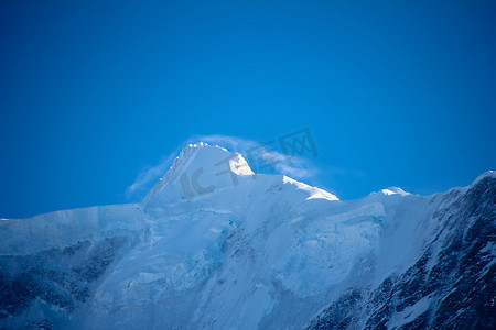 有云帽的冰山