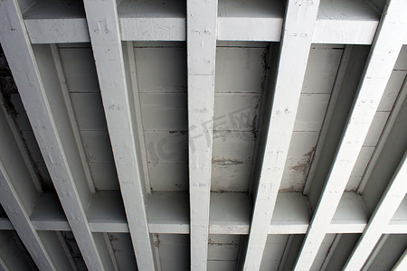 桥下的平行混凝土支撑梁