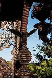 古堡迷人花园中猫头鹰的金属雕像