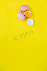 特写镜头破裂的红皮蛋从超级市场购买放置在黄色背景上。