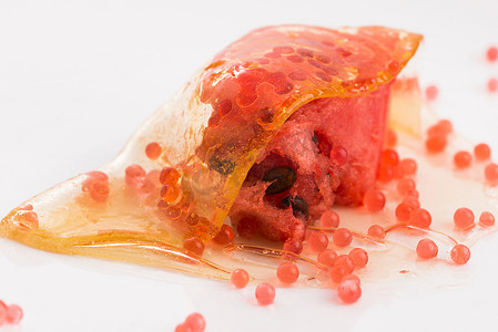 蜂蜜包裹西瓜和草莓鱼子酱 - 分子气体