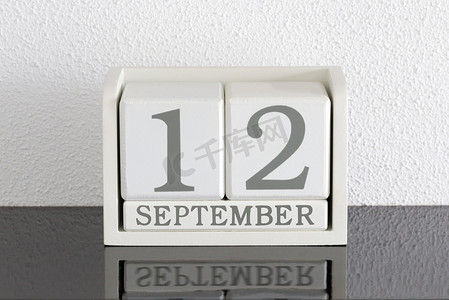 九月日历摄影照片_白色块日历当前日期为 12 月和 9 月