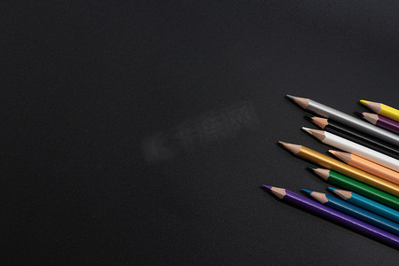 黑色对话摄影照片_黑色背景上的一组铅笔，带有复制空间