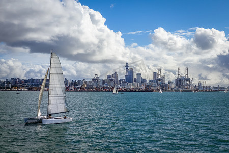 帆船大海摄影照片_从海和帆船，新西兰的奥克兰视图