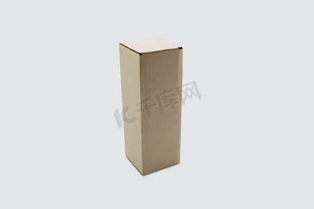 模型封闭棕色纸盒隔离在白色背景、包装和容器、物流业务、包裹和送货服务包装纸板、运输概念。