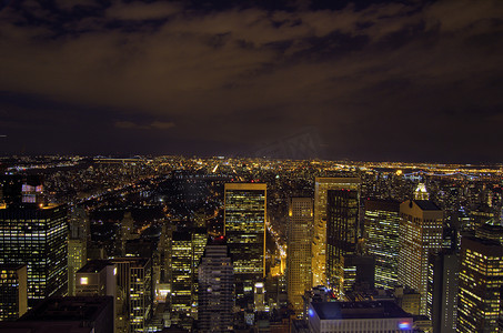 在纽约摩天大楼-曼哈顿的夜空