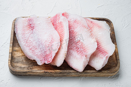 海鲜鱼肉摄影照片_冷冻罗非鱼鱼肉，白色背景