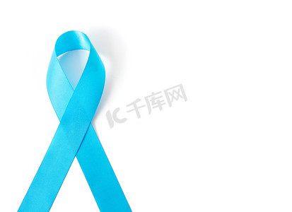 白色背景上的蓝丝带前列腺癌意识概念