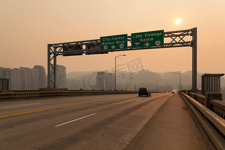波特兰罗斯岛大桥的午后阴霾
