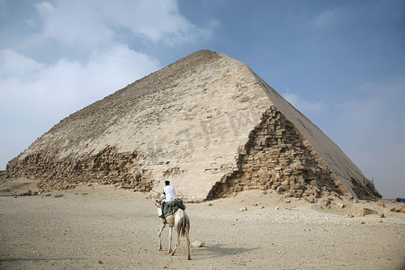 骑骆驼摄影照片_骑骆驼的警察