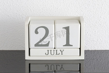 日历21日摄影照片_白色方块日历当前日期为 21 日和 7 月