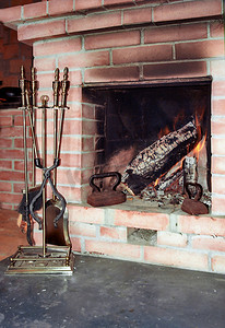壁炉里有两个旧熨斗