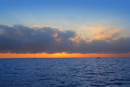 海景日出第一个太阳橙色在蓝色海