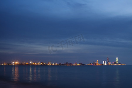 英文字母线稿摄影照片_格鲁吉亚巴统的夜景