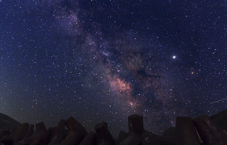 银河星光摄影照片_与五颜六色的银河的夜风景。