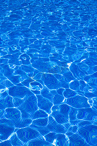 有波纹水反射的蓝色tiels水池