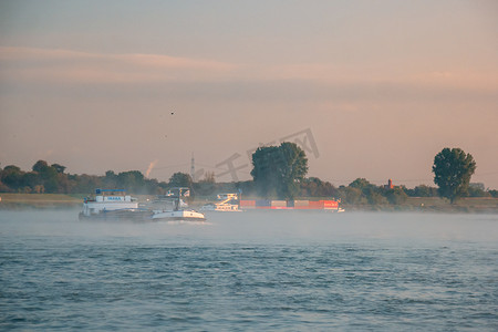 德国科隆 2020 年 8 月，莱茵河内陆航运集装箱、德国莱茵河上的大型集装箱和油轮