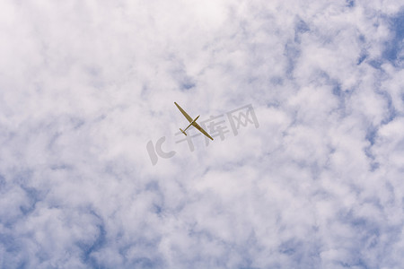 默默无蚊摄影照片_在蓝天前面的滑翔机。