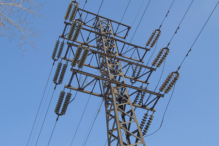 绝缘体摄影照片_高压输电线110 kV，金属支持，导线，绝缘体，反对天空蔚蓝