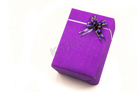 有紫色弓的装饰礼物盒。