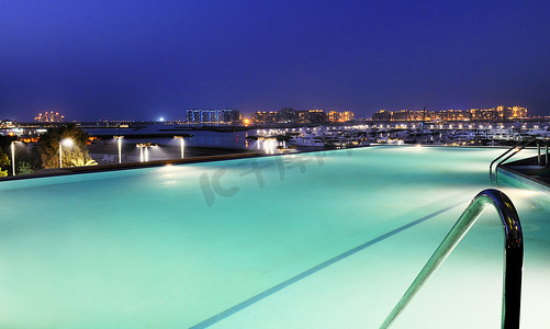 度假村泳池和迪拜之夜