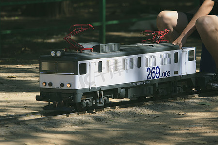 玩具火车轨道摄影照片_西班牙真实火车的微型复制品火车