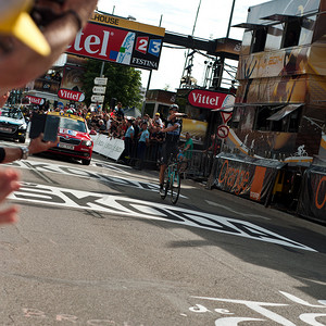 米卢斯-法国-2014 年 7 月 13 日-环法自行车赛-骑自行车的人